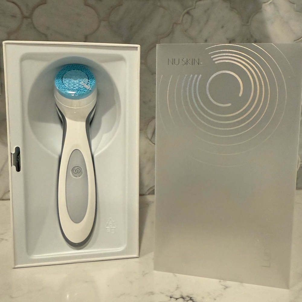 NEW in box Nu Skin lumiSpa Facial Cleansing Device with Blue Head